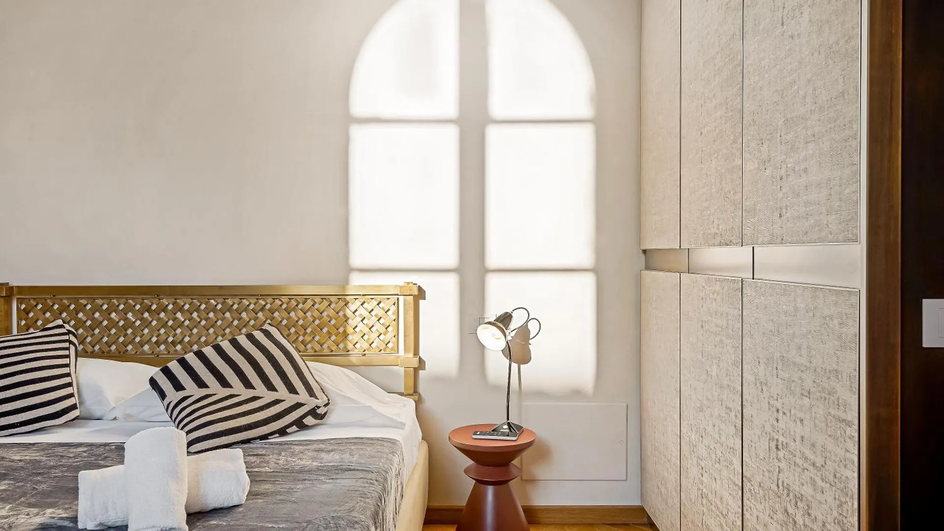 Via Venezia 10 - Renaissance - Historic Charm With Frescoes And Private Courtyard Parking In Florence Heart